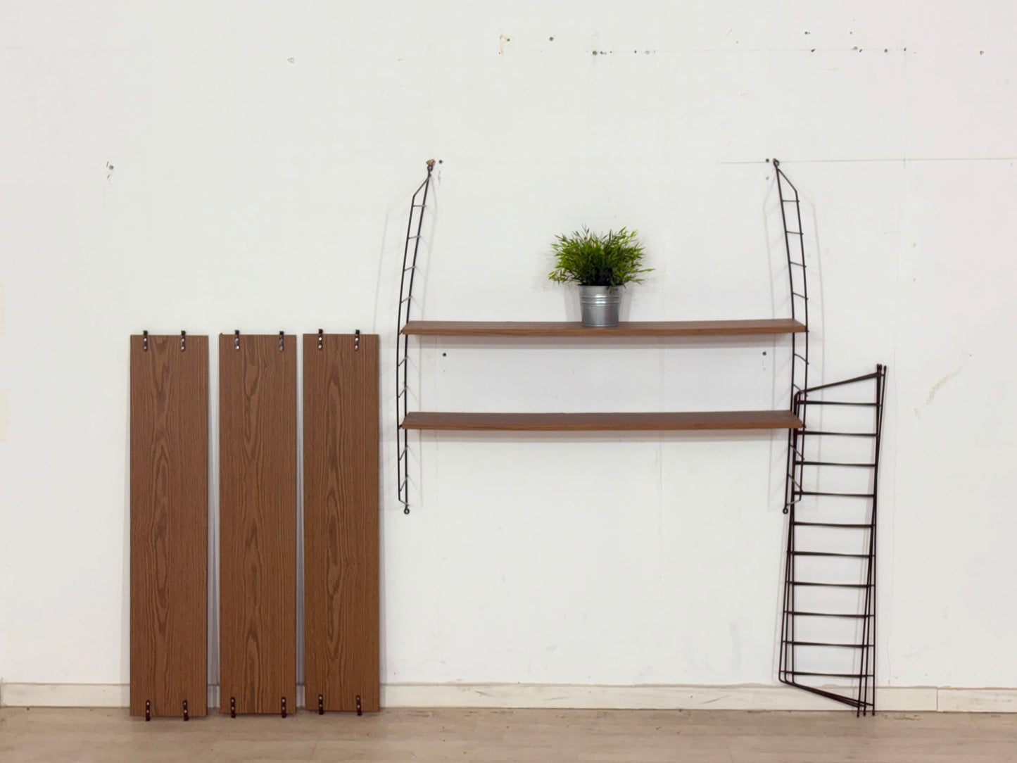 Schöner String Regal / Wandregal – Mid-Century Design