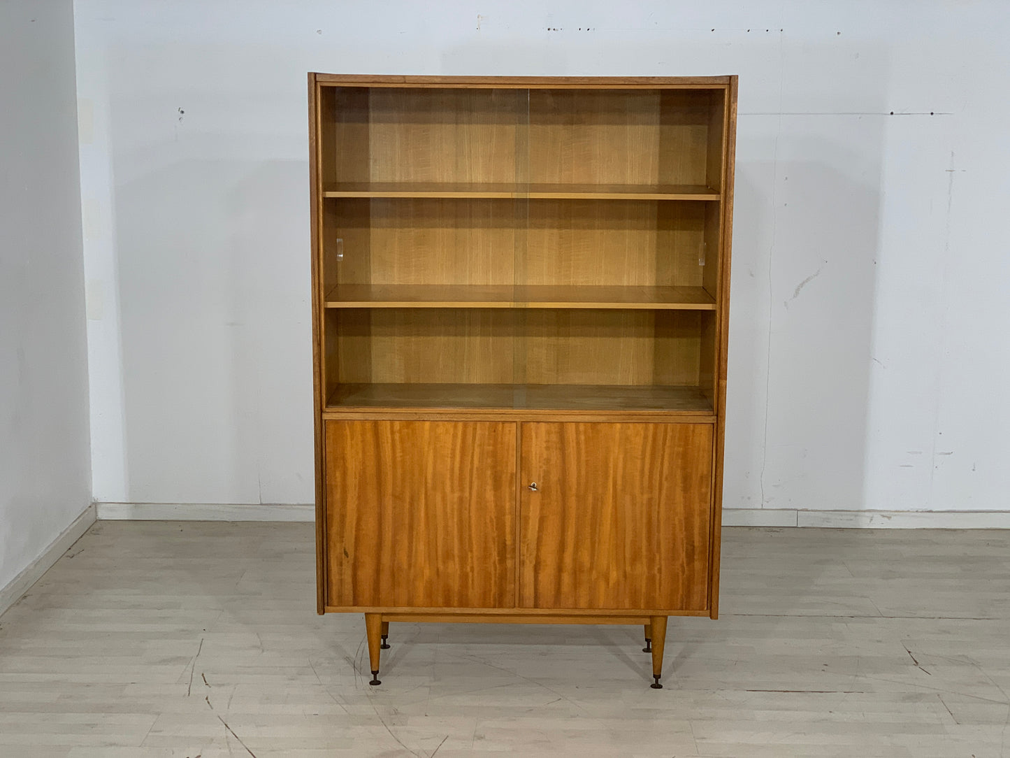 Buffet haut vintage du milieu du siècle