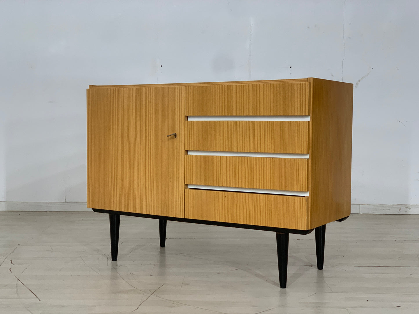 Commode à tiroirs du milieu du siècle, buffet vintage