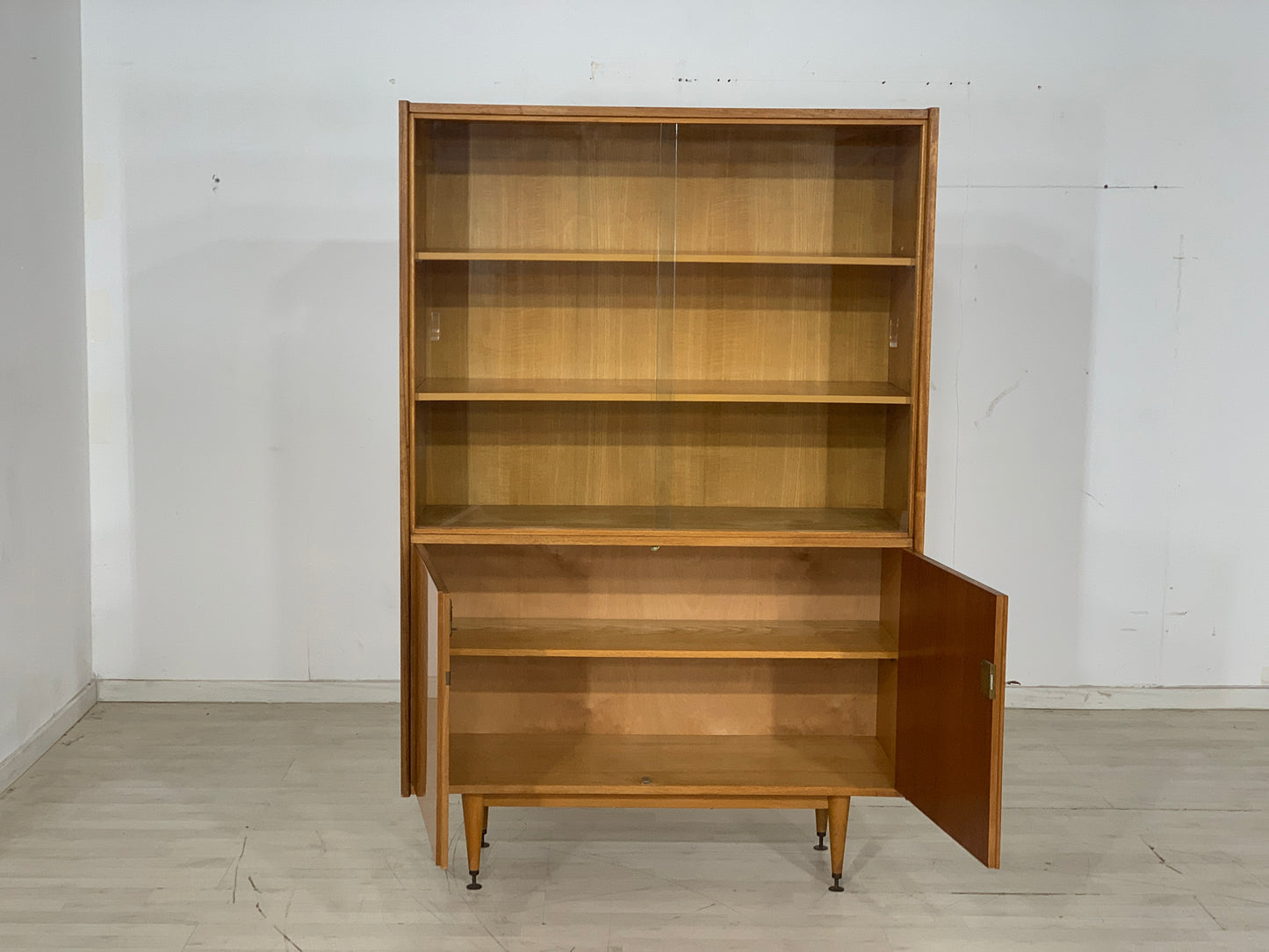 Buffet haut vintage du milieu du siècle