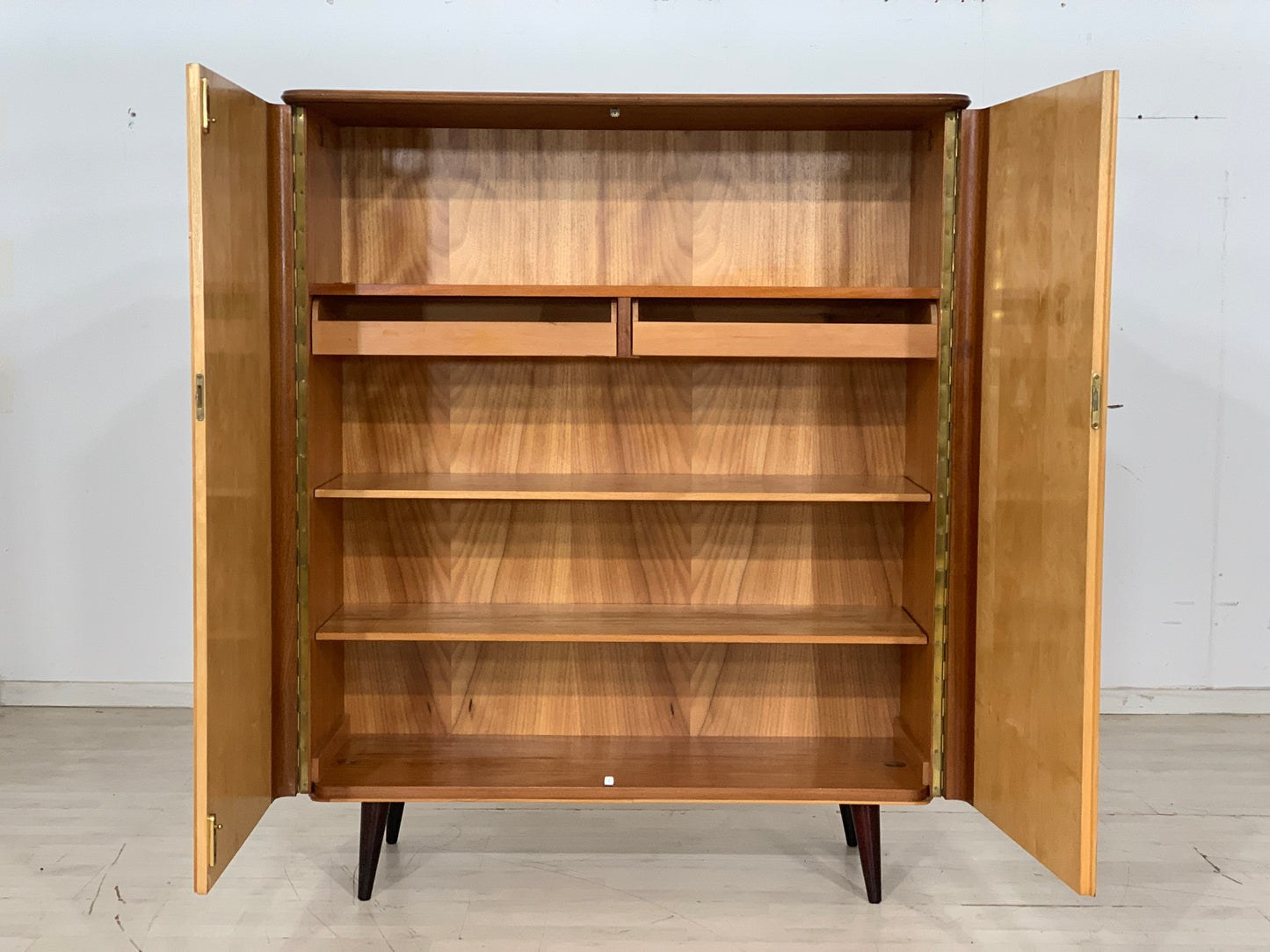 Armoire à linge vintage du milieu du siècle