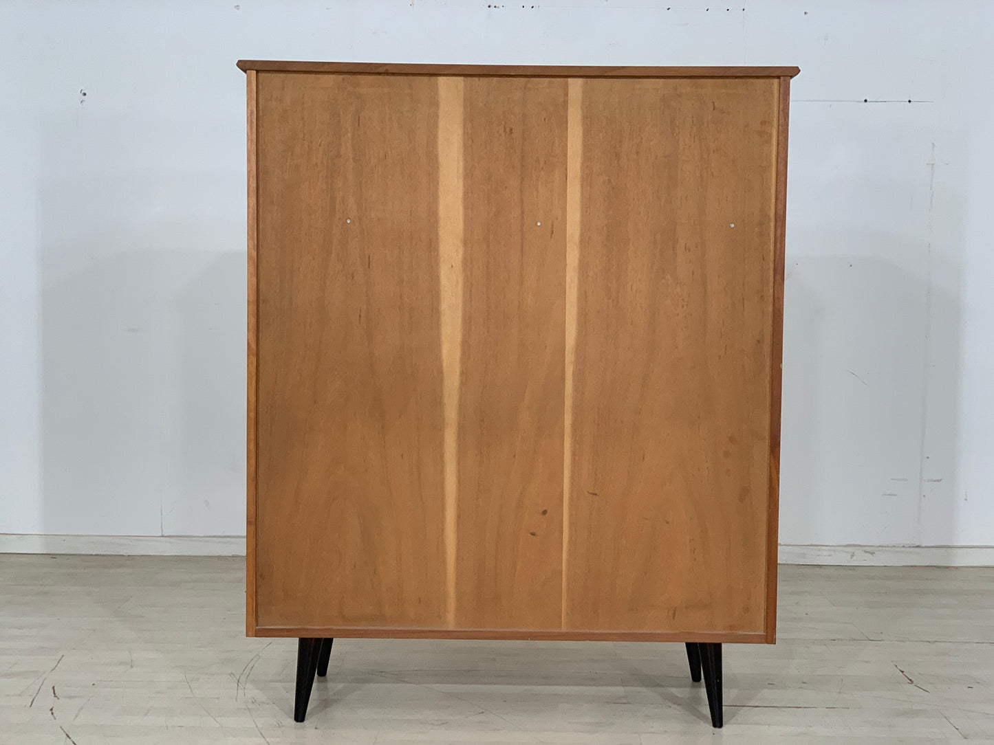 Armoire à linge vintage du milieu du siècle