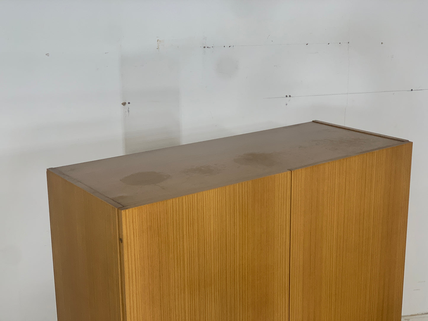 Armoire à linge vintage du milieu du siècle