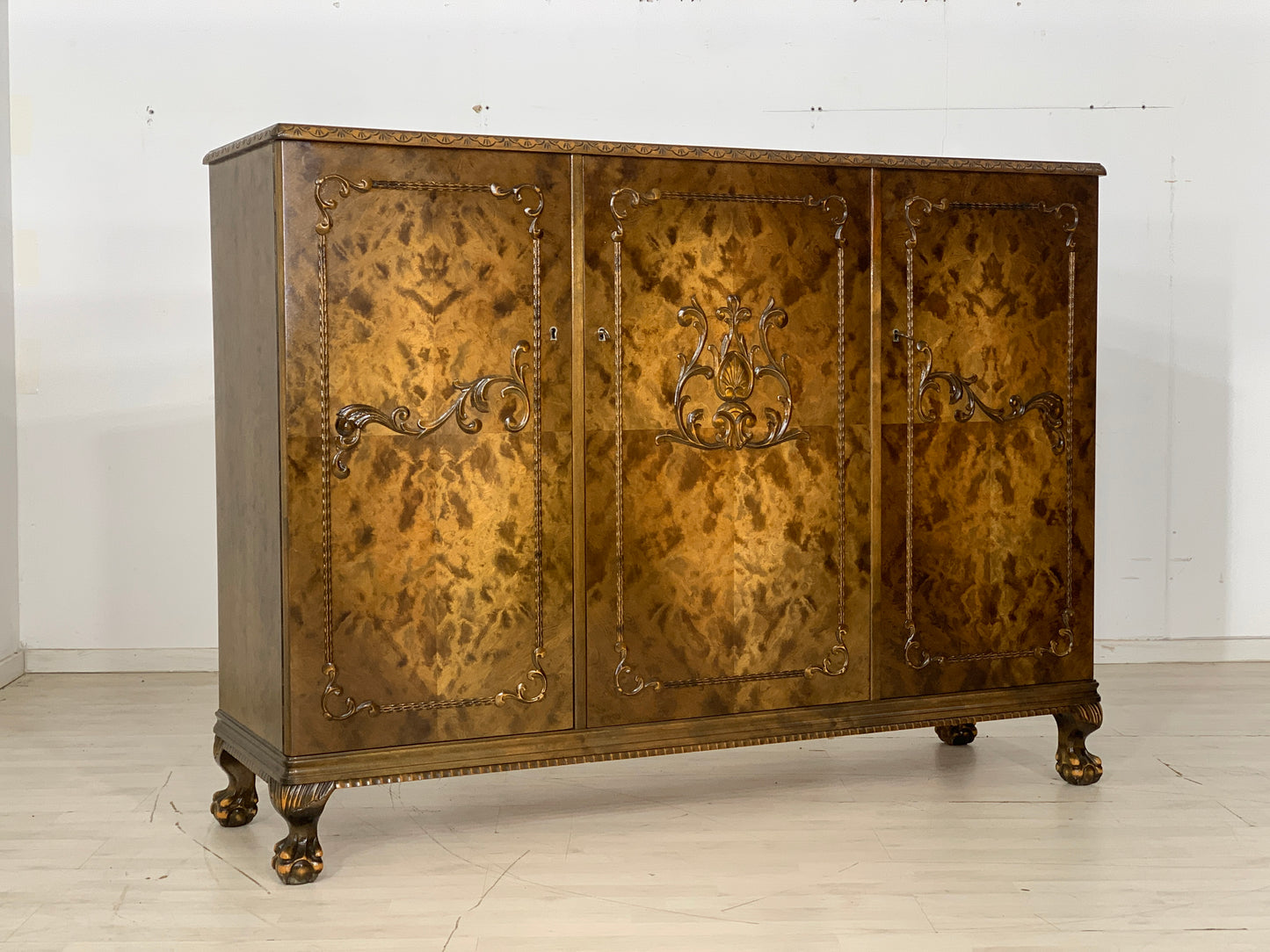 Armoire à linge ancienne, buffet haut, vers 1900