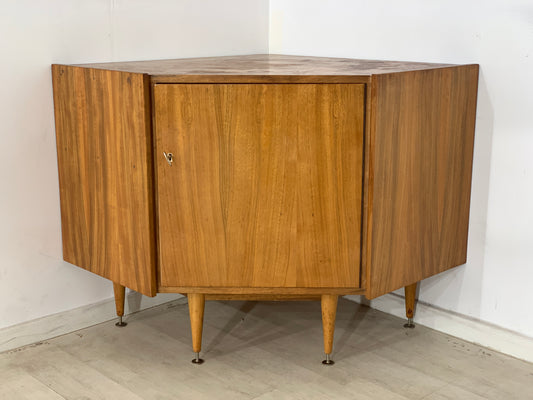 Armoire d'angle vintage du milieu du siècle