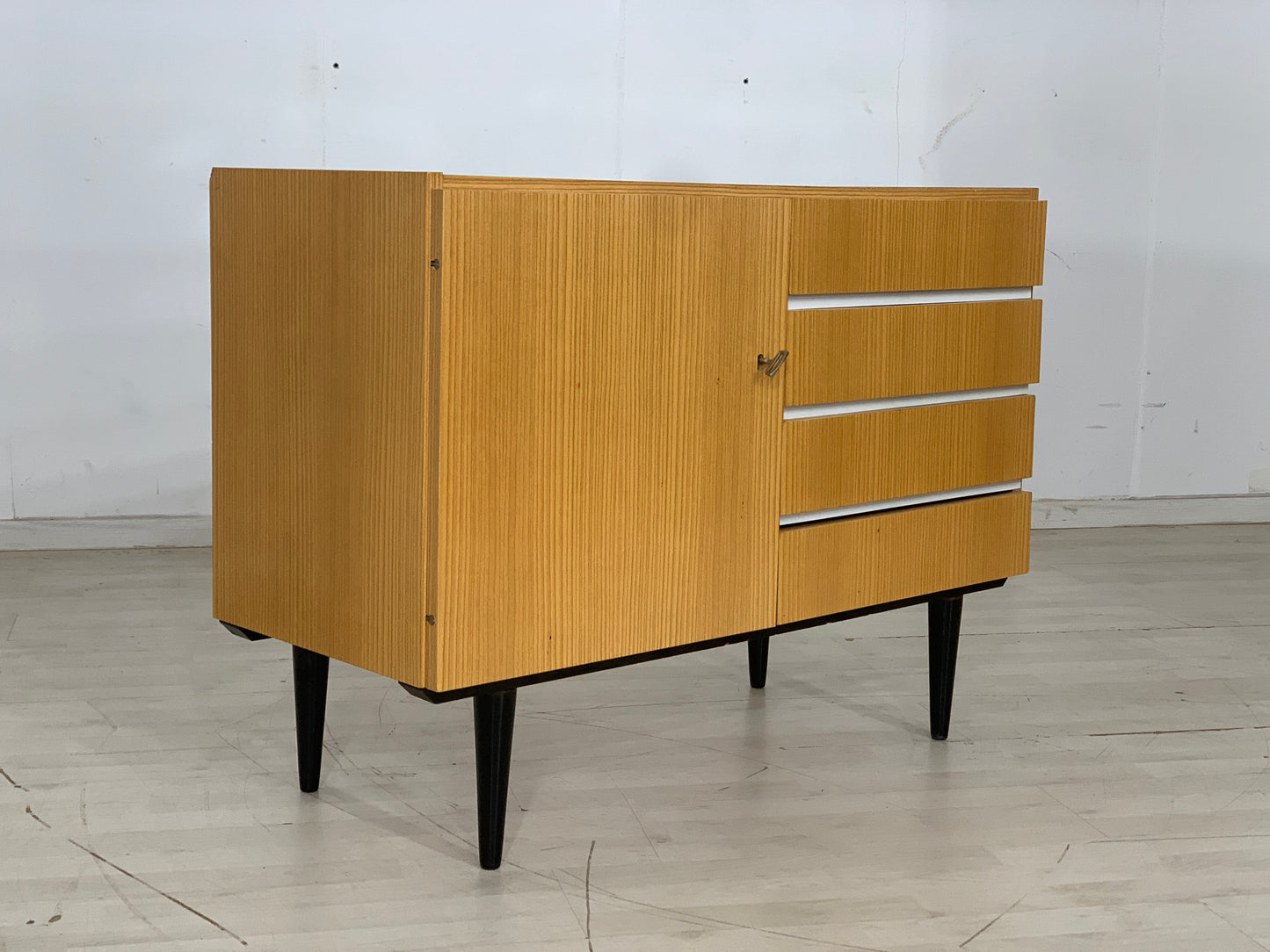 Commode à tiroirs du milieu du siècle, buffet vintage