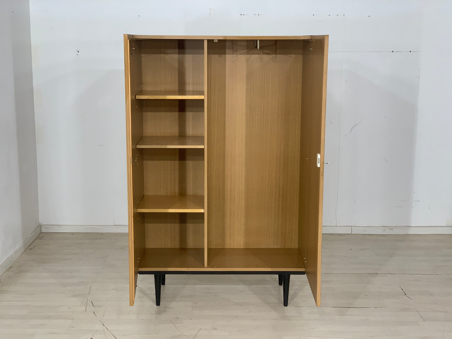 Armoire à linge vintage du milieu du siècle