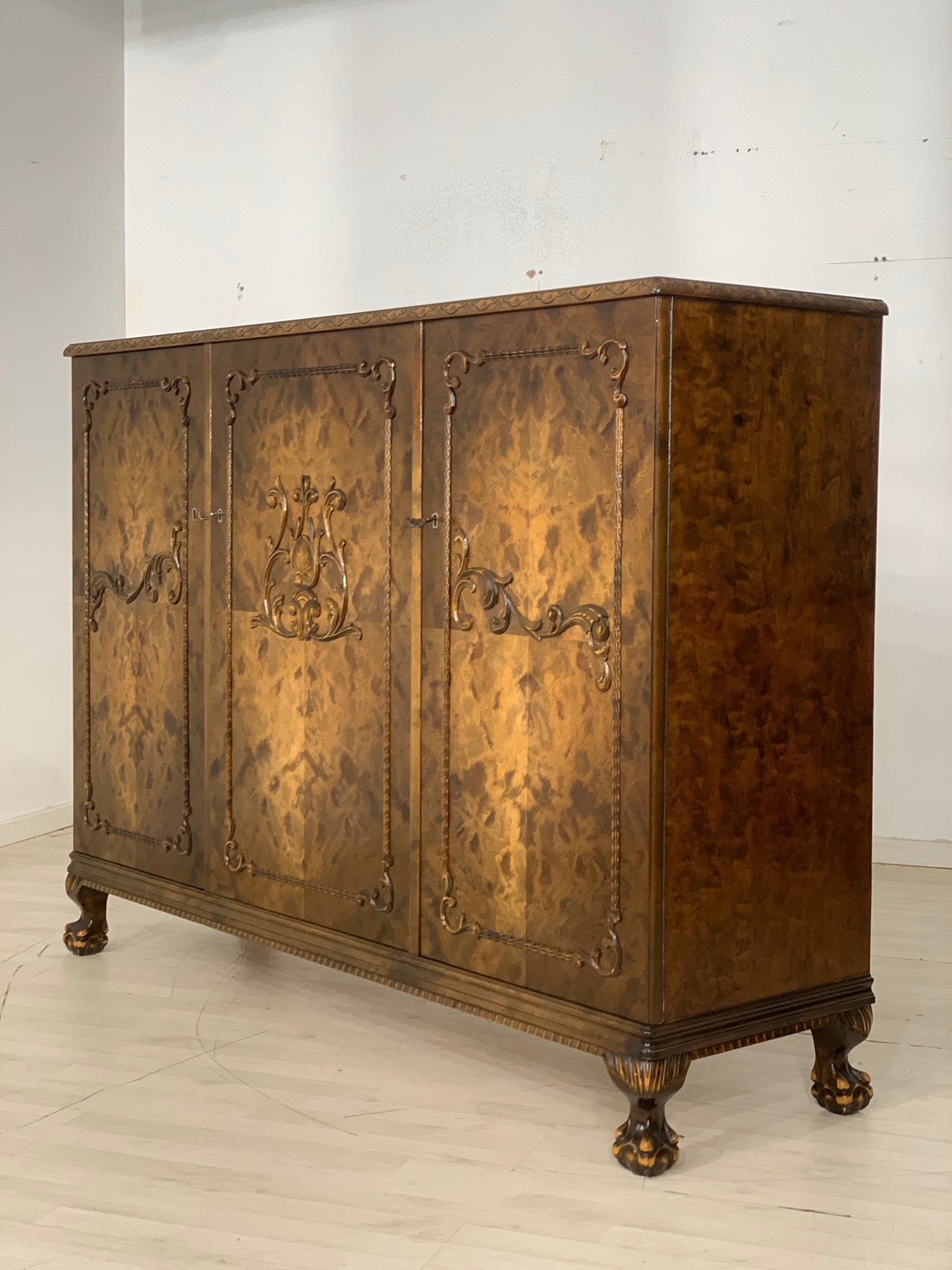 Armoire à linge ancienne, buffet haut, vers 1900