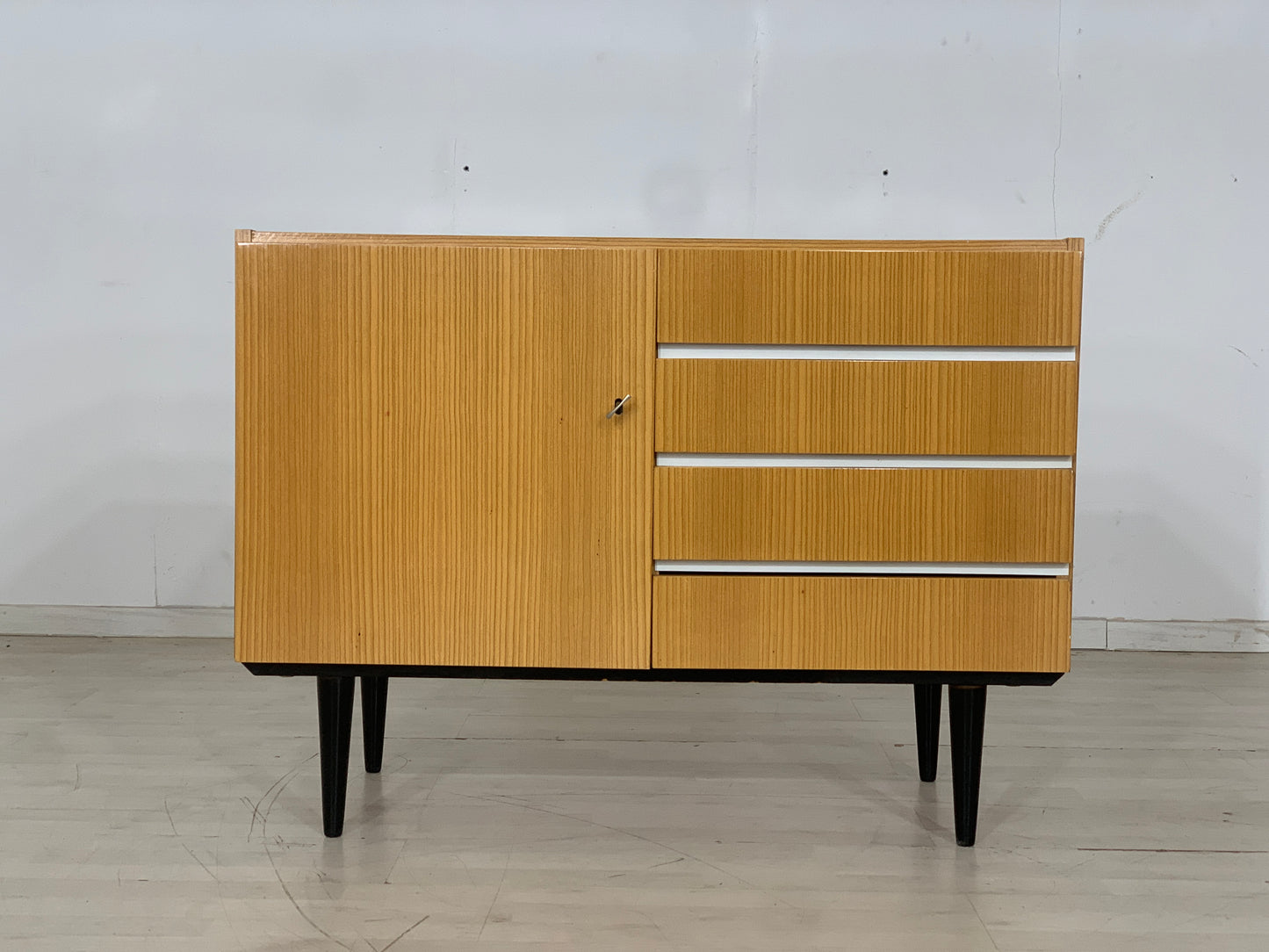 Commode à tiroirs du milieu du siècle, buffet vintage