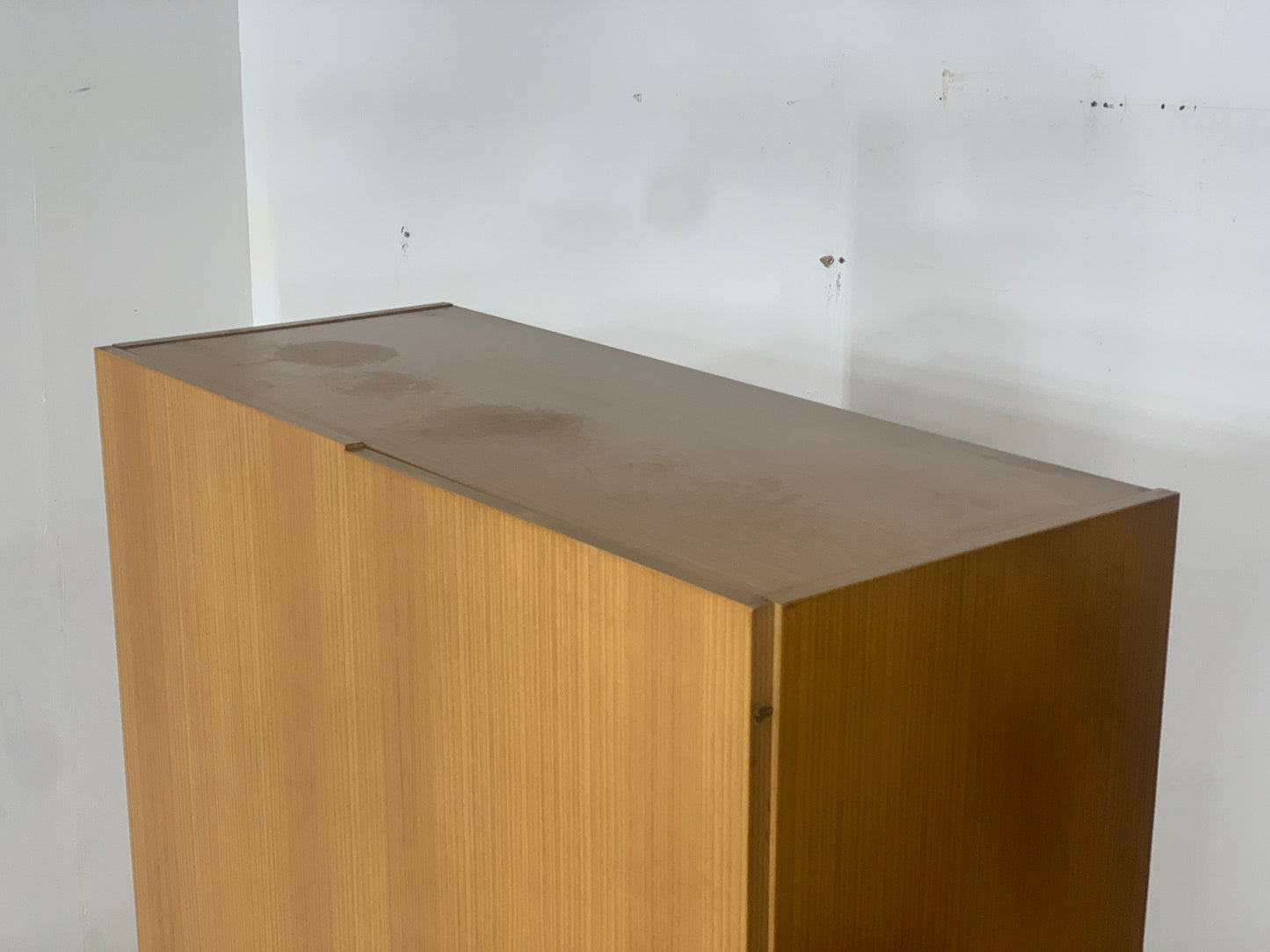 Armoire à linge vintage du milieu du siècle