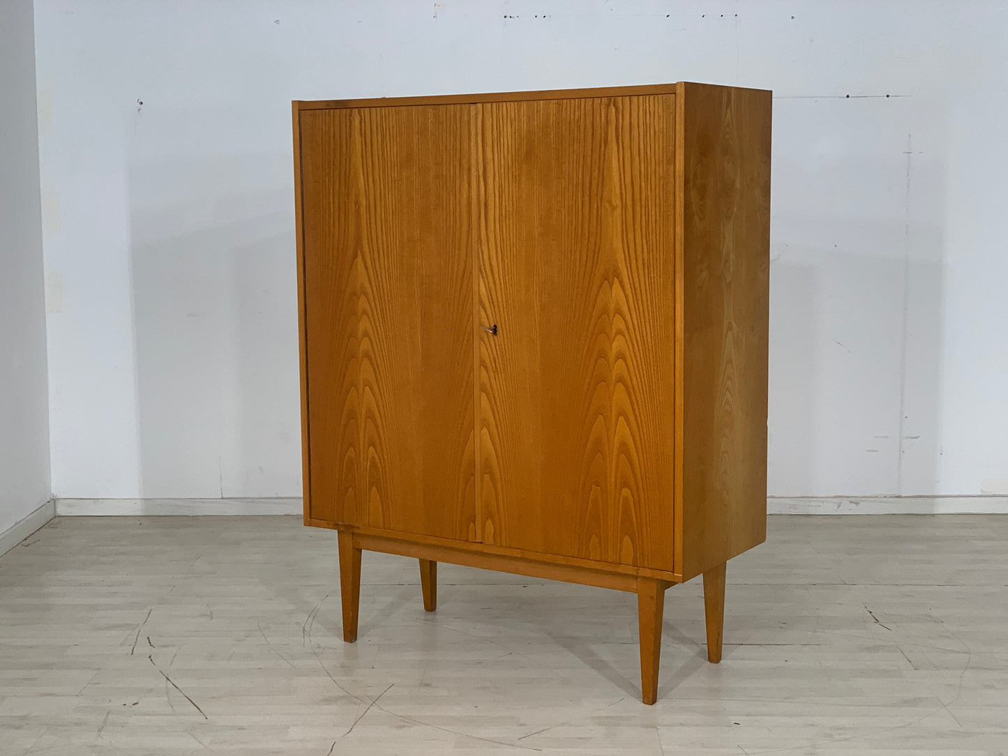 Armoire à linge Hellerau du milieu du siècle, style vintage