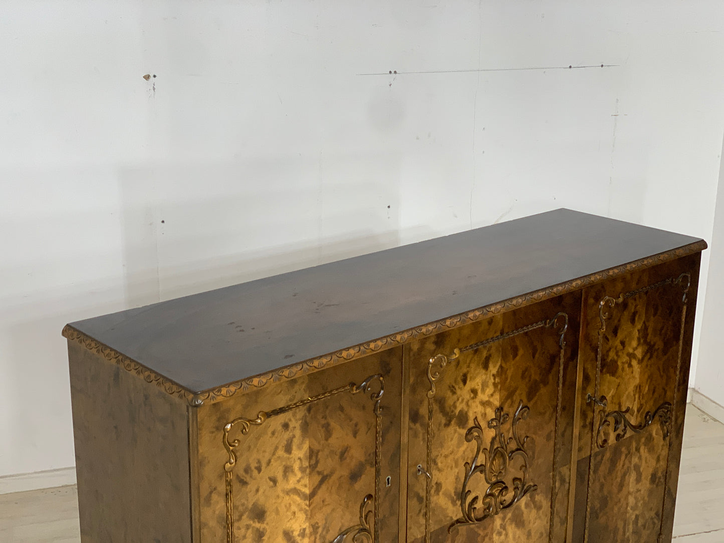 Armoire à linge ancienne, buffet haut, vers 1900