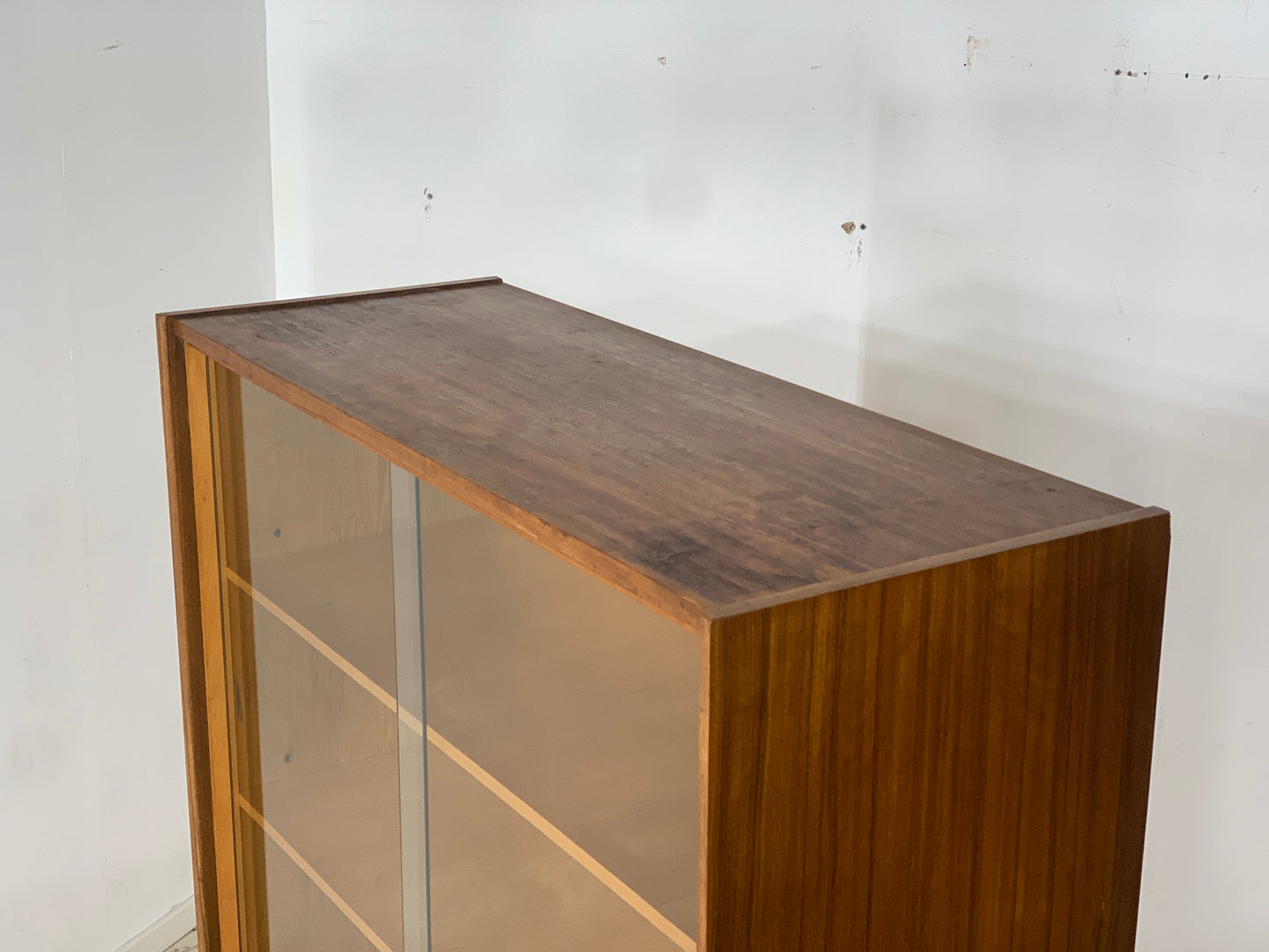 Buffet haut vintage du milieu du siècle
