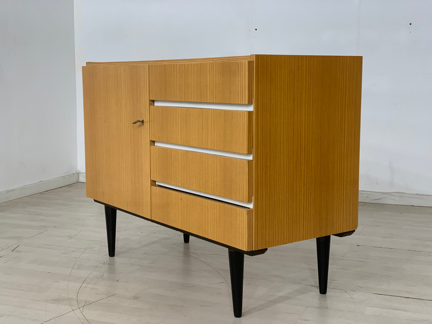 Commode à tiroirs du milieu du siècle, buffet vintage