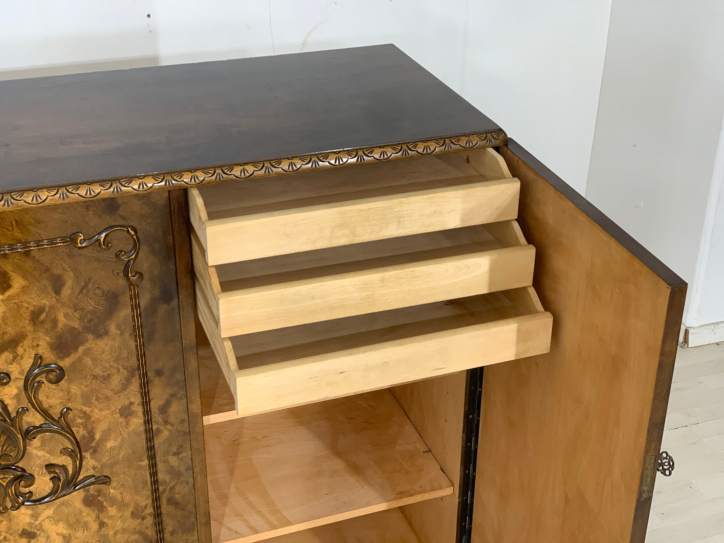 Armoire à linge ancienne, buffet haut, vers 1900