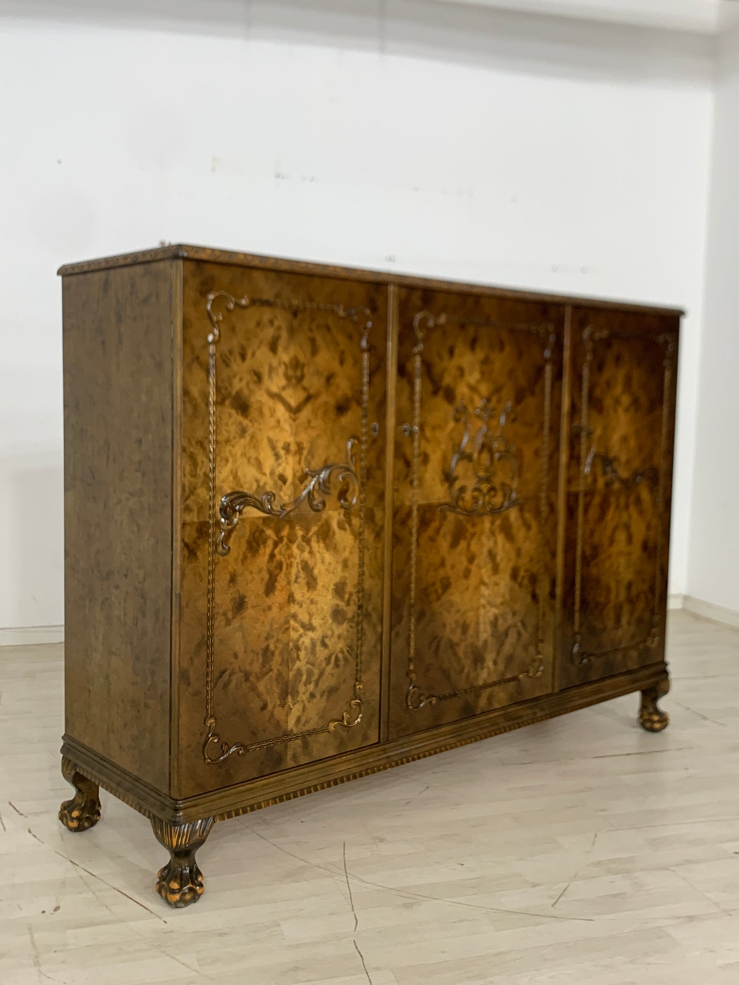 Armoire à linge ancienne, buffet haut, vers 1900