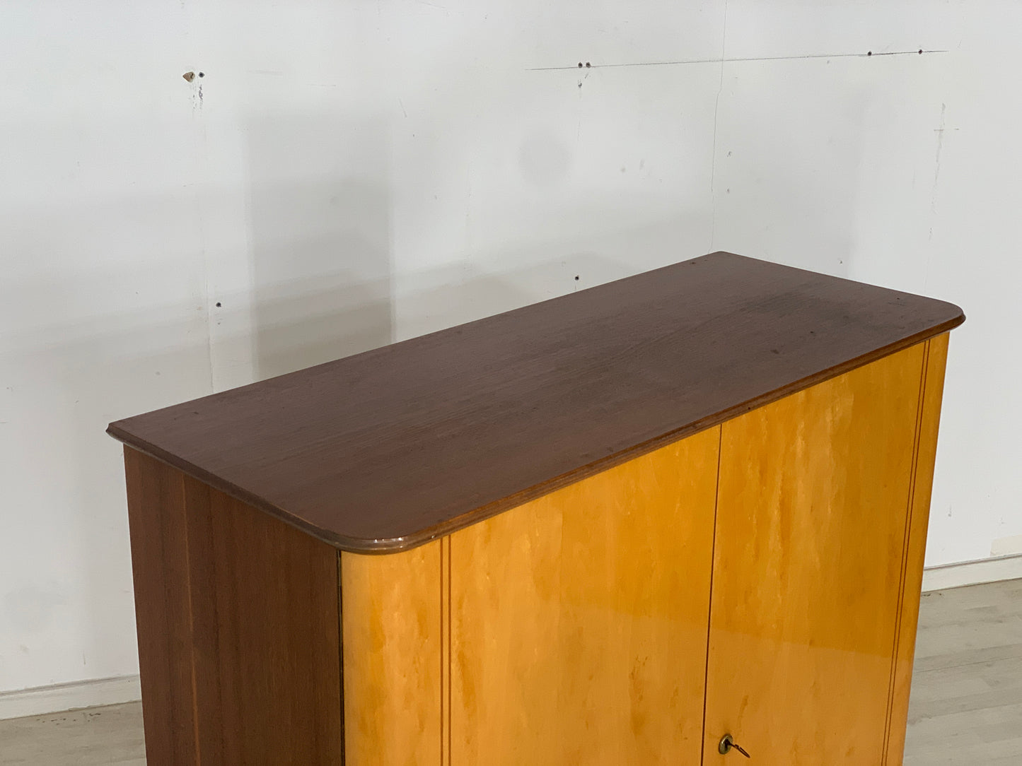 Armoire à linge vintage du milieu du siècle