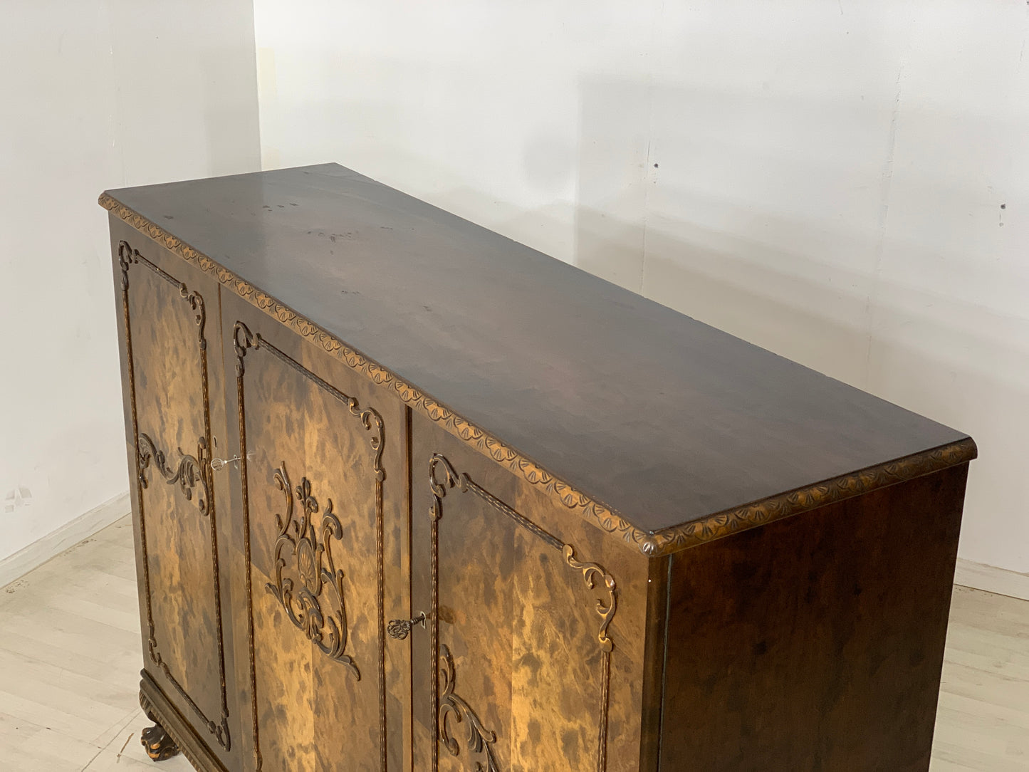 Armoire à linge ancienne, buffet haut, vers 1900