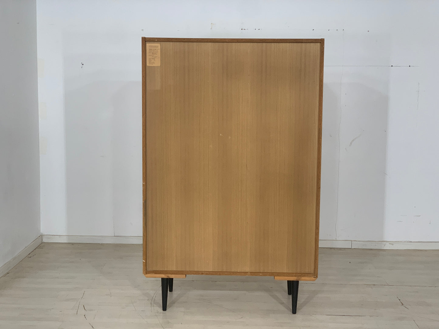 Armoire à linge vintage du milieu du siècle