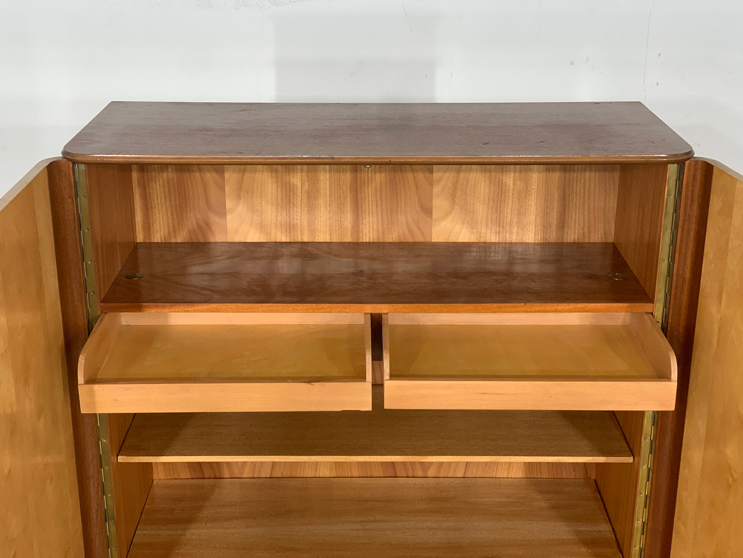 Armoire à linge vintage du milieu du siècle