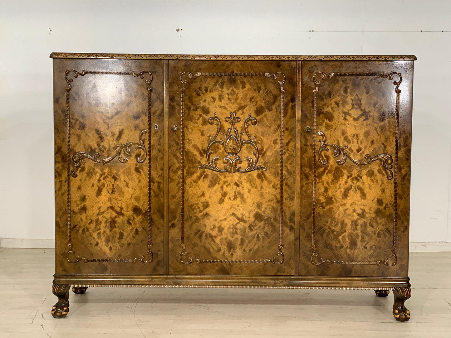 Armoire à linge ancienne, buffet haut, vers 1900