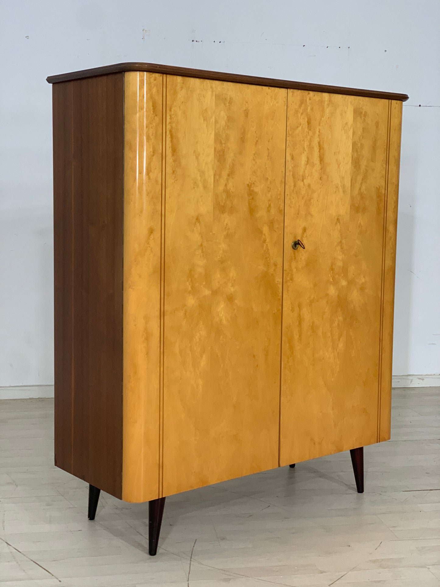 Armoire à linge vintage du milieu du siècle