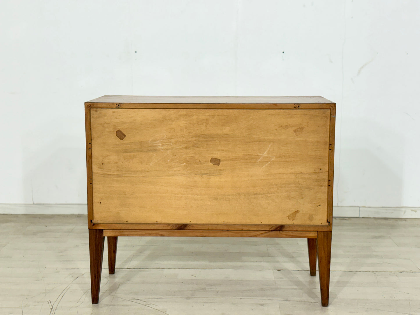 Mid-Century Kommode – 60er Jahre Vintage Waschkommode – Nussbaum mit Messinggriffen