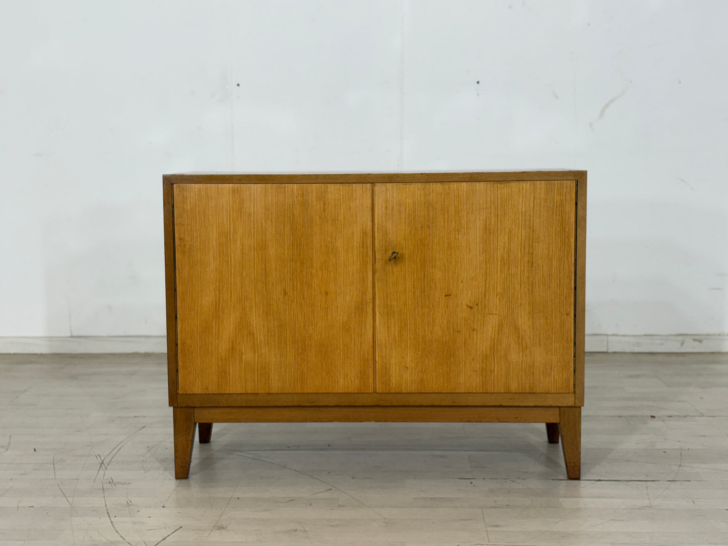 Commode de salon du milieu du siècle