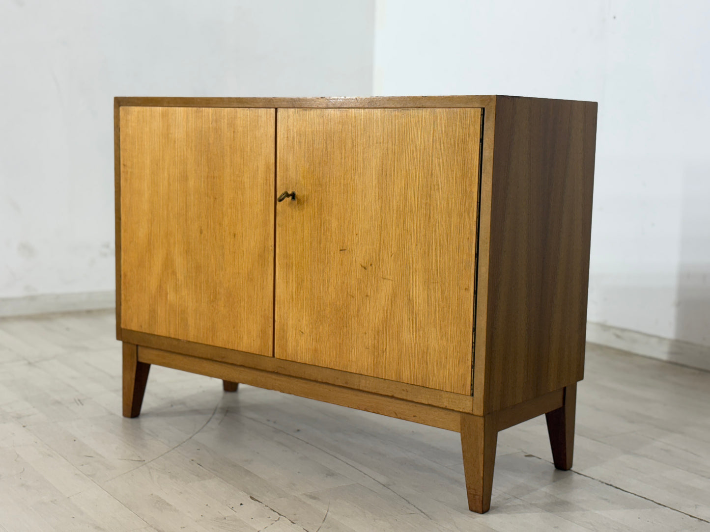 Commode de salon du milieu du siècle