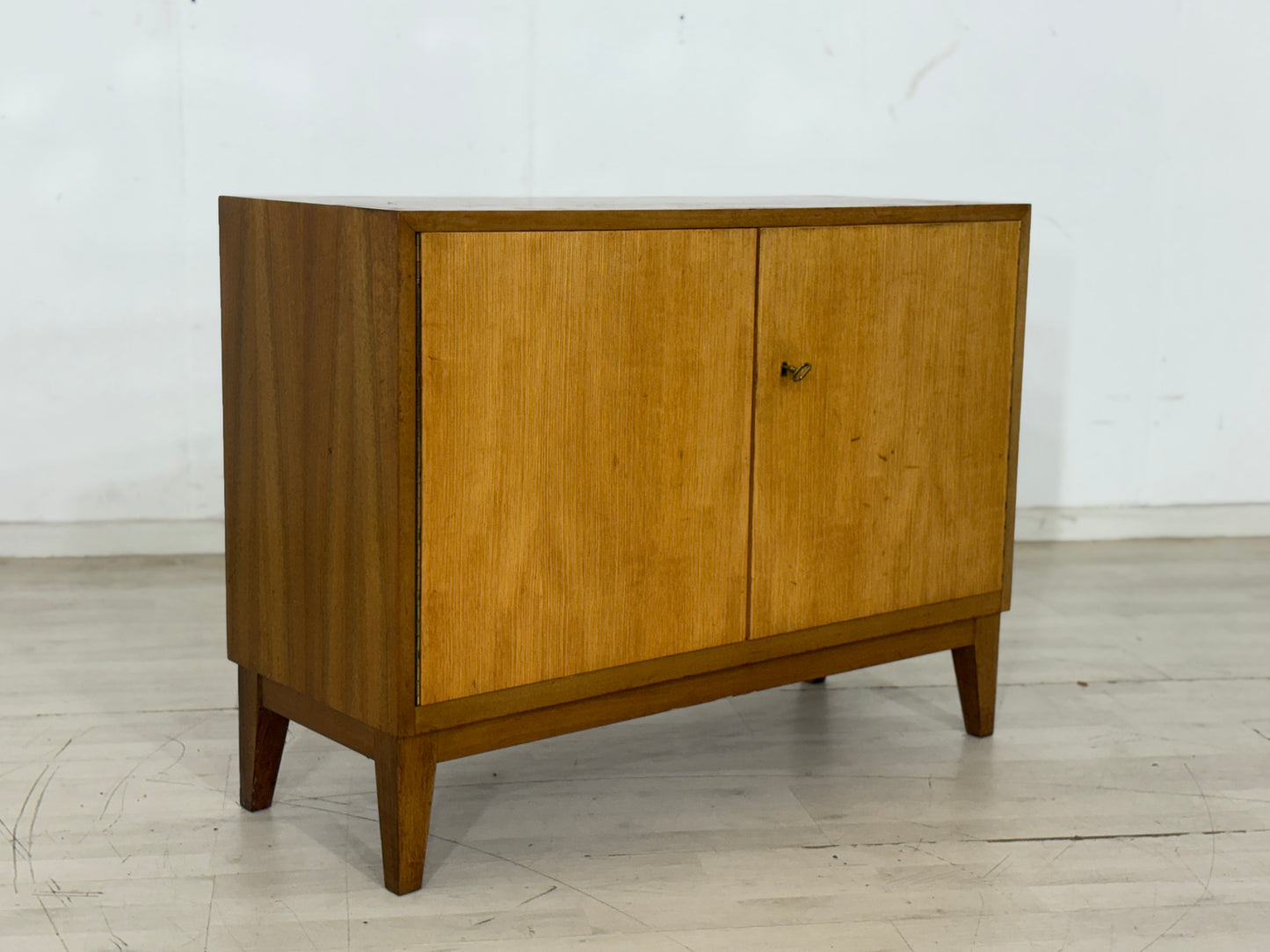 Commode de salon du milieu du siècle