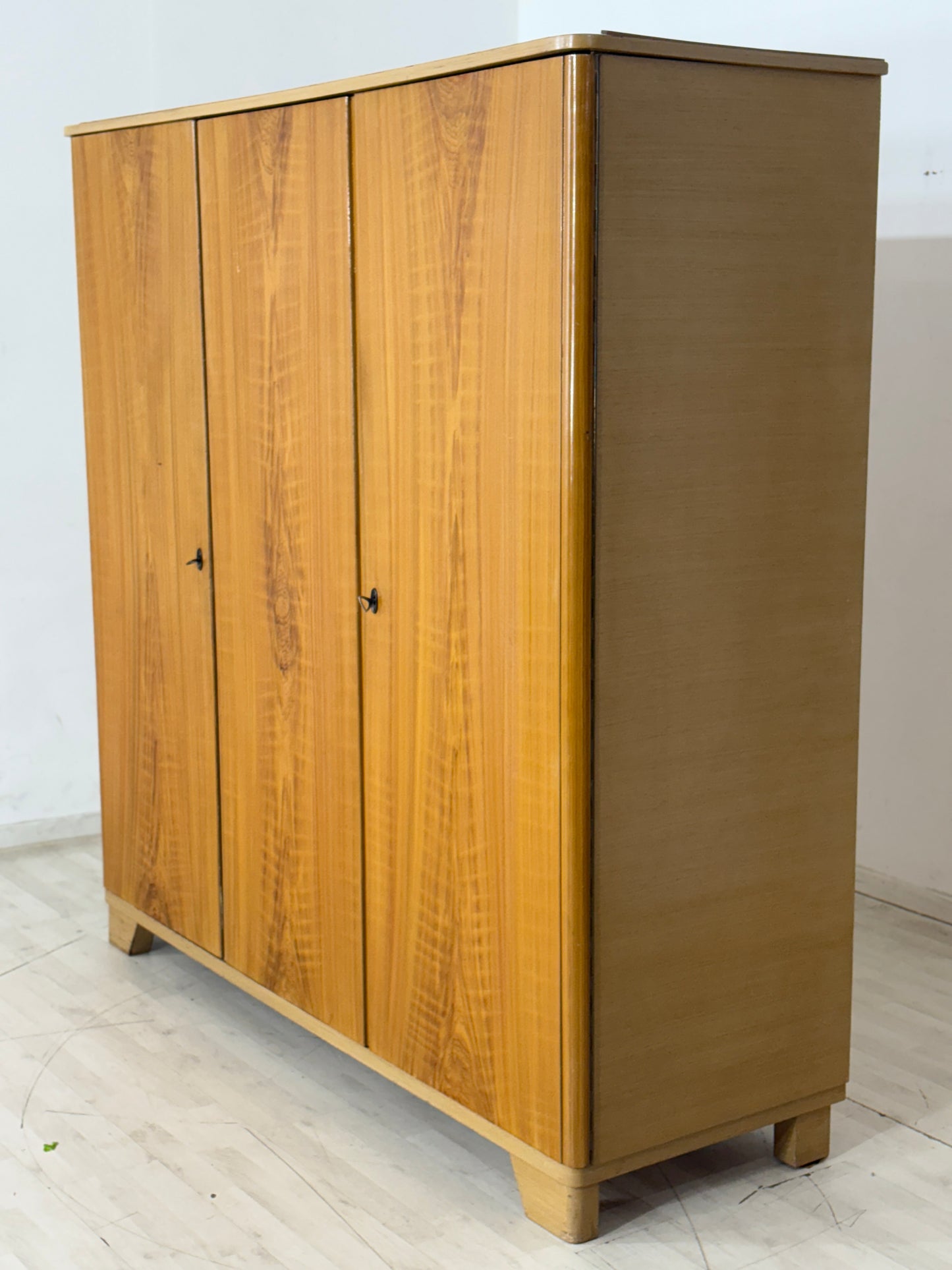 Mid Century Wäscheschrank Schrank Kleiderschrank 3-Türer Vintage