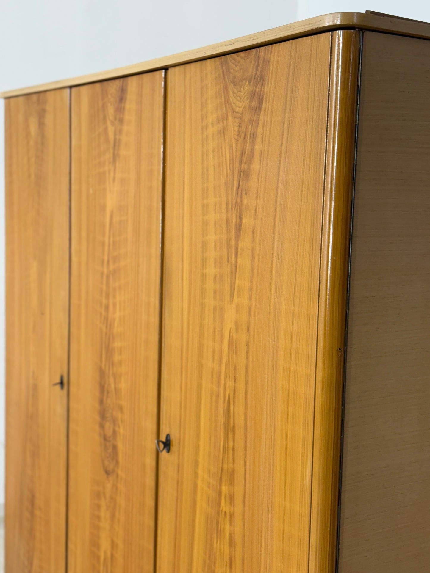 Mid Century Wäscheschrank Schrank Kleiderschrank 3-Türer Vintage