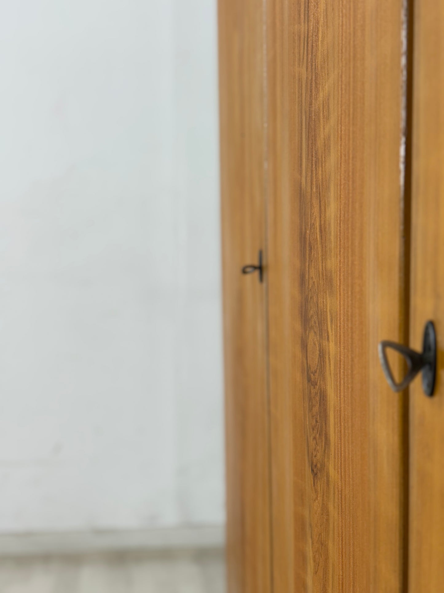 Mid Century Wäscheschrank Schrank Kleiderschrank 3-Türer Vintage