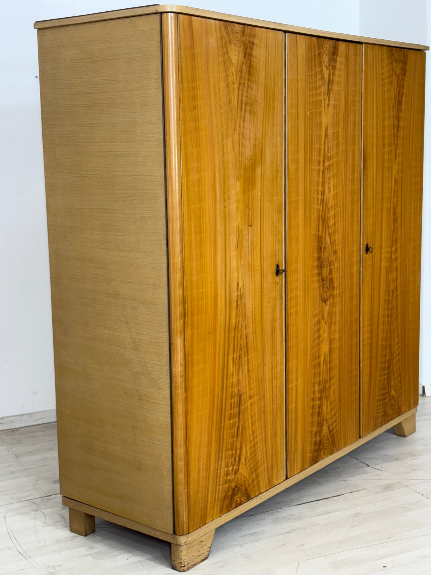 Mid Century Wäscheschrank Schrank Kleiderschrank 3-Türer Vintage