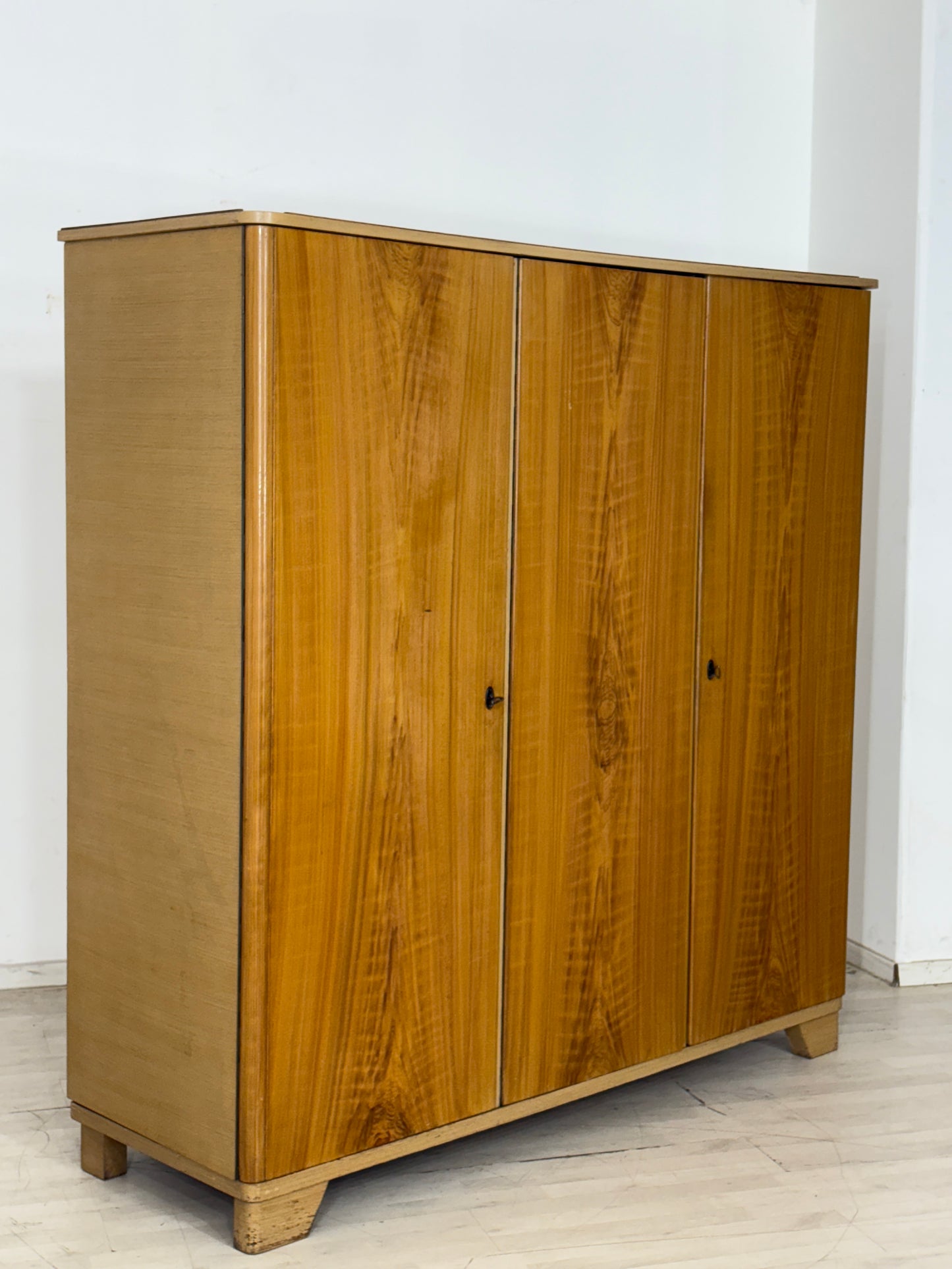Mid Century Wäscheschrank Schrank Kleiderschrank 3-Türer Vintage
