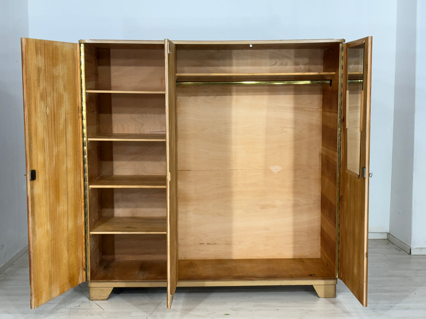 Mid Century Wäscheschrank Schrank Kleiderschrank 3-Türer Vintage