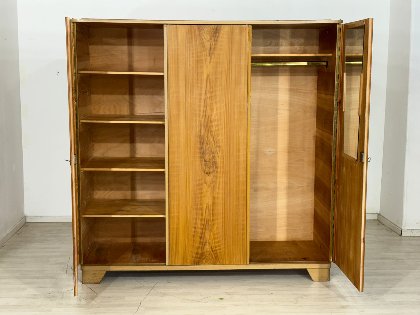 Mid Century Wäscheschrank Schrank Kleiderschrank 3-Türer Vintage
