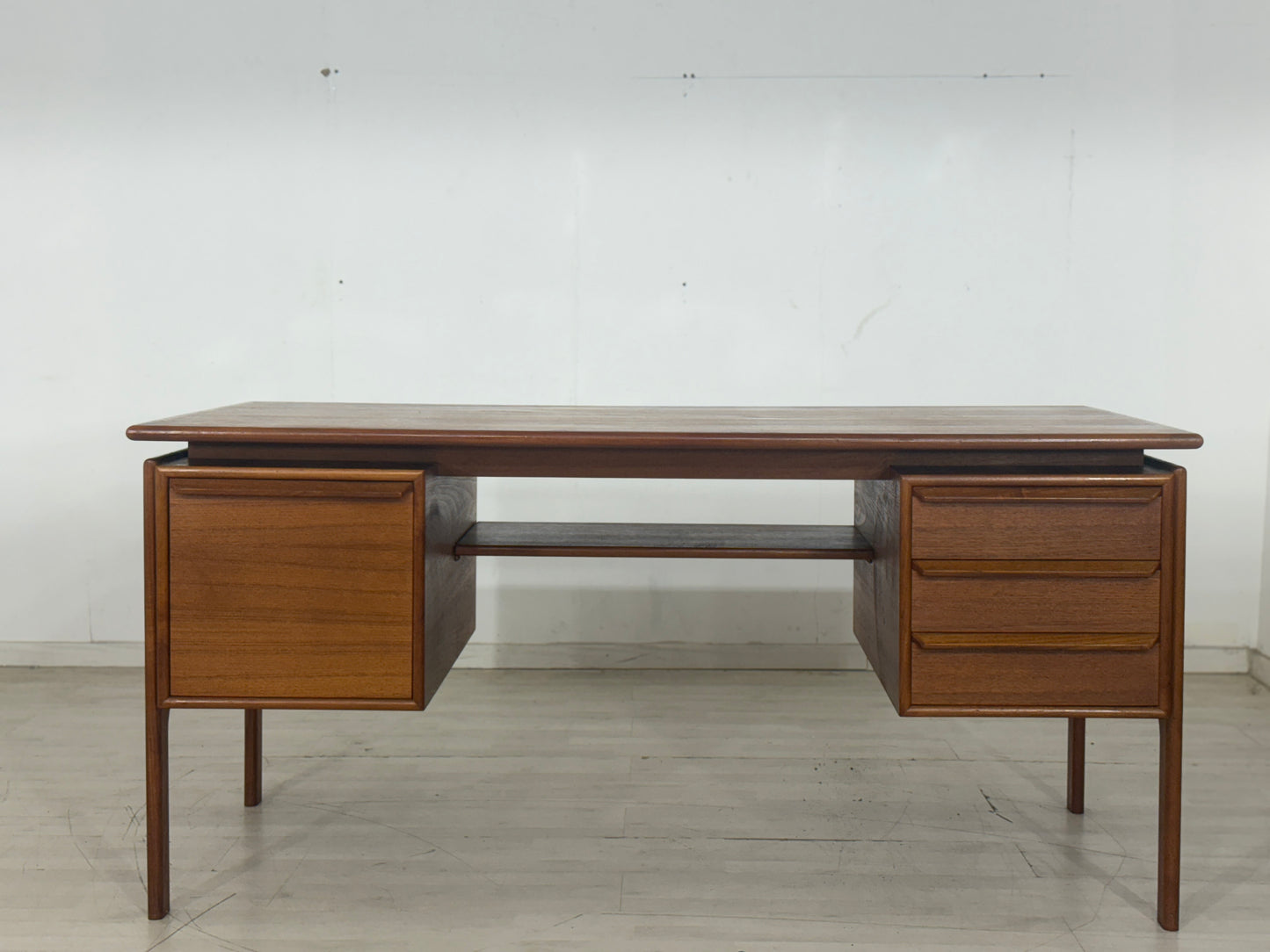 Danish Teak Schreibtisch Bürotisch freistehend Hennig Kjaernulf
