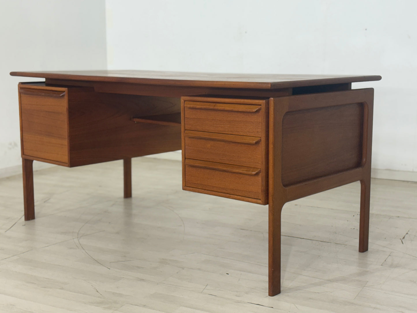 Danish Teak Schreibtisch Bürotisch freistehend Hennig Kjaernulf