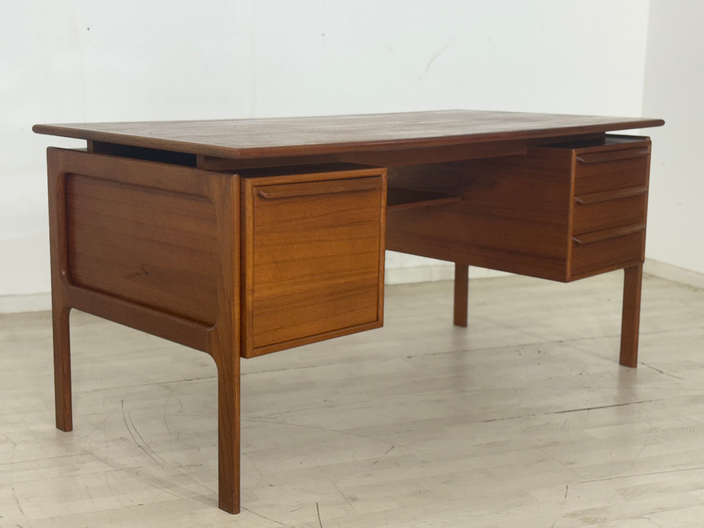 Danish Teak Schreibtisch Bürotisch freistehend Hennig Kjaernulf