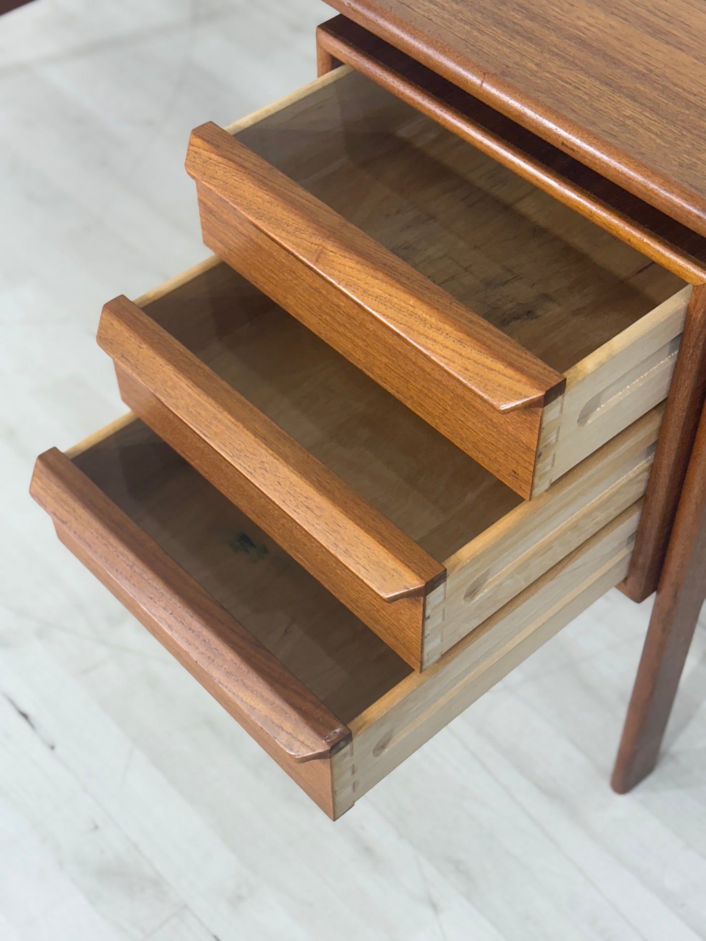 Danish Teak Schreibtisch Bürotisch freistehend Hennig Kjaernulf