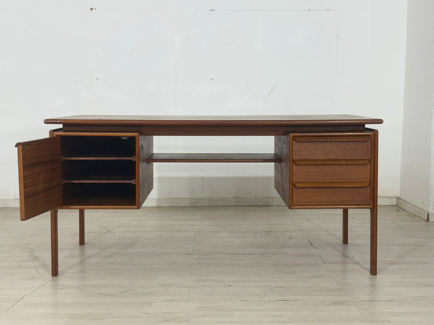 Danish Teak Schreibtisch Bürotisch freistehend Hennig Kjaernulf