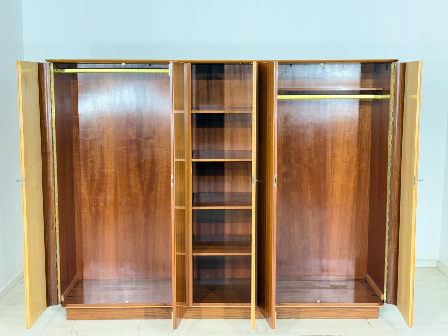 Großer Vintage Kleiderschrank Schlafzimmerschrank Holz Schrank um 1960