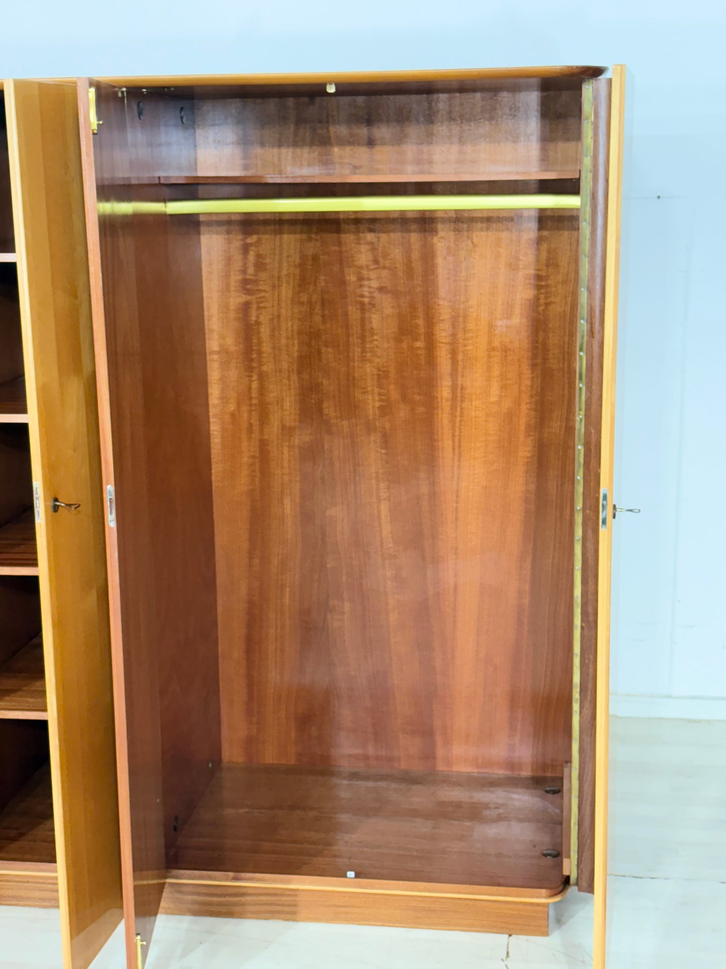 Großer Vintage Kleiderschrank Schlafzimmerschrank Holz Schrank um 1960