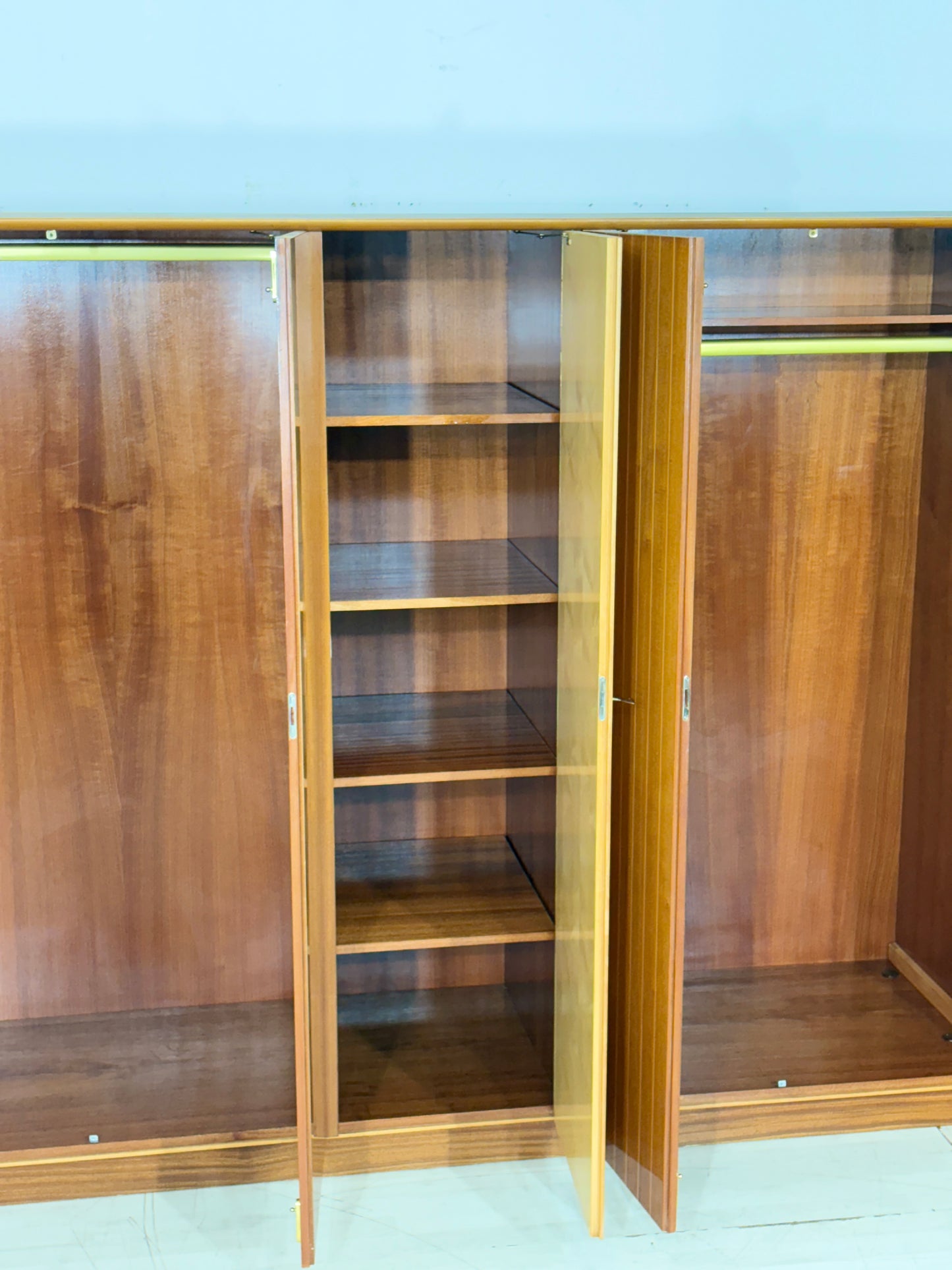 Großer Vintage Kleiderschrank Schlafzimmerschrank Holz Schrank um 1960