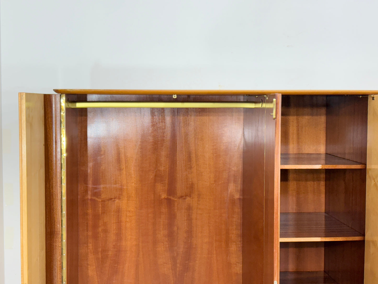 Großer Vintage Kleiderschrank Schlafzimmerschrank Holz Schrank um 1960