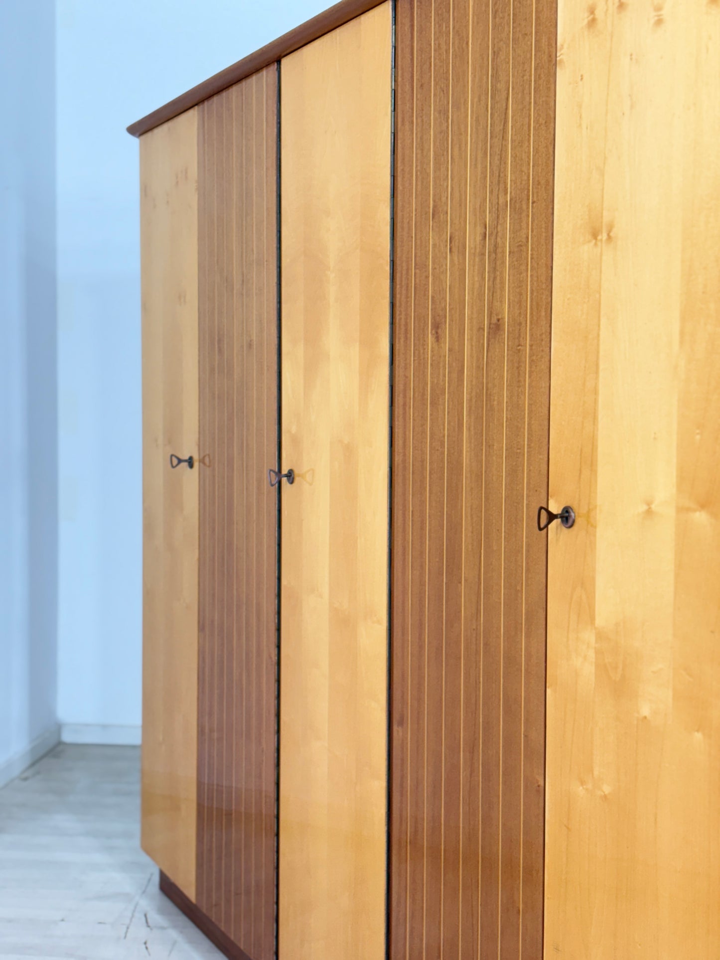 Großer Vintage Kleiderschrank Schlafzimmerschrank Holz Schrank um 1960