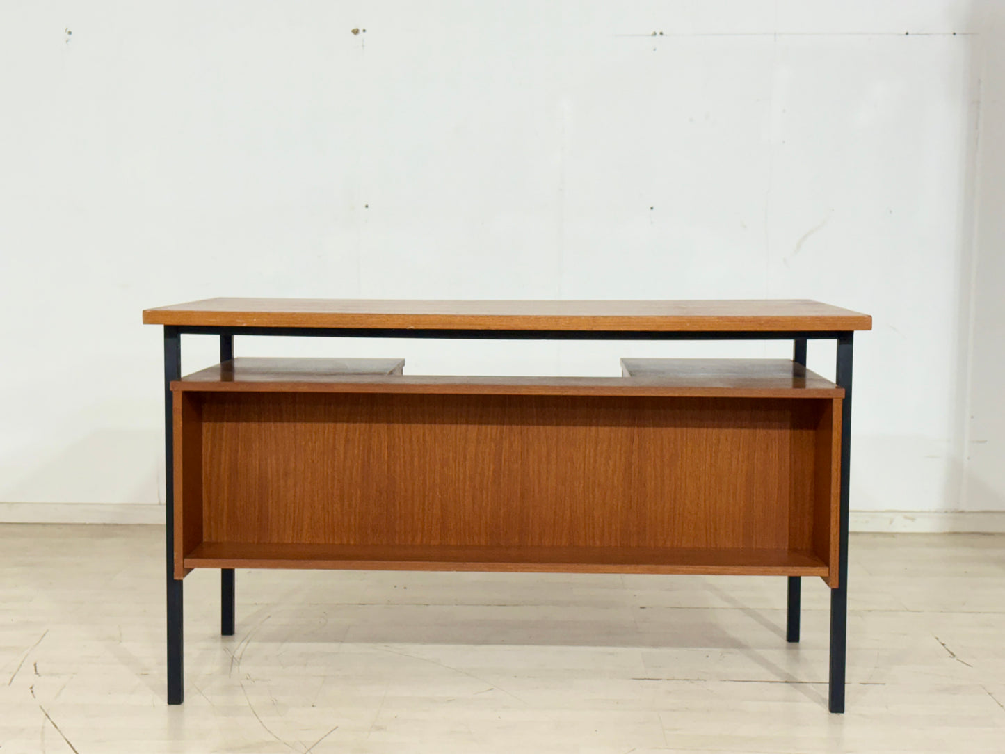 Mid-Century Danish Teak-Schreibtisch mit Metallgestell / Bürotisch / 60er Jahre