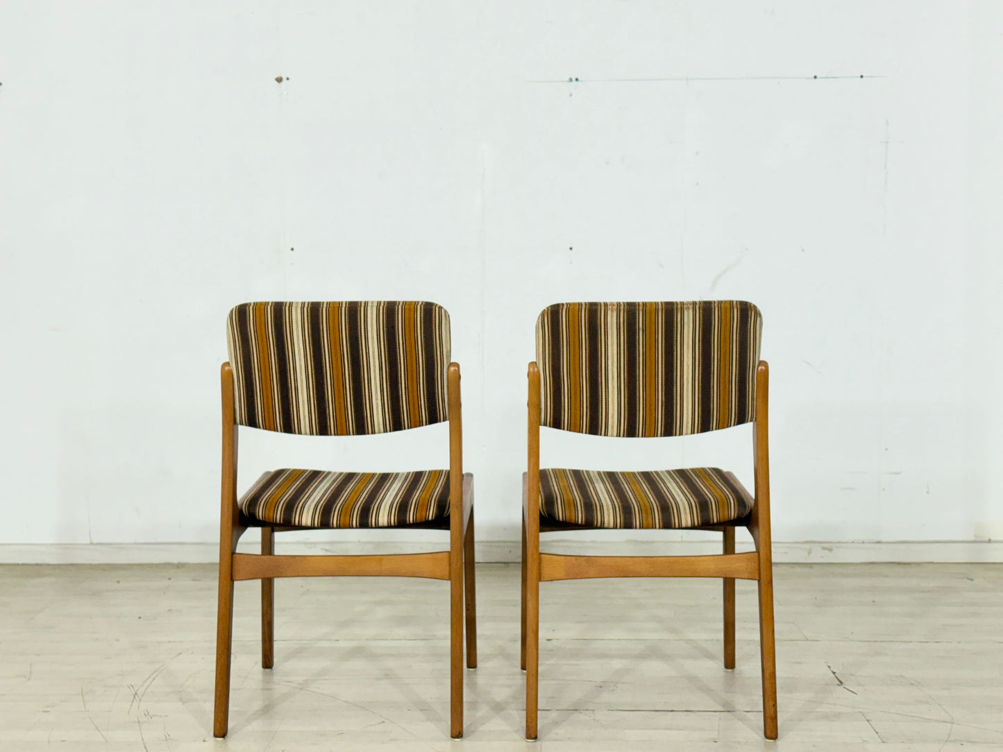 2er Stilvolle Mid-Century Esszimmerstühle im Retro-Look