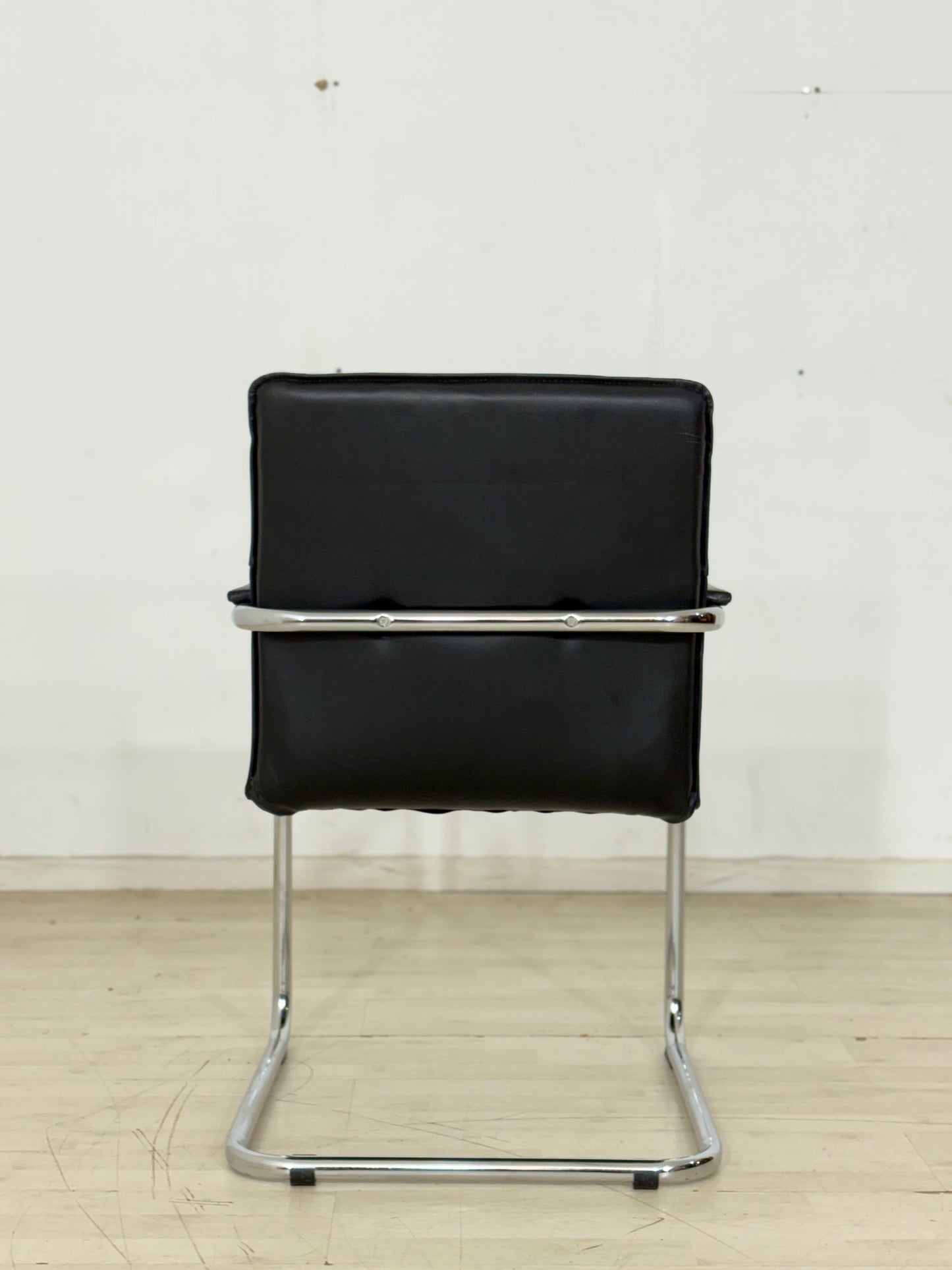 Eleganter Designer Freischwinger aus schwarzem Leder